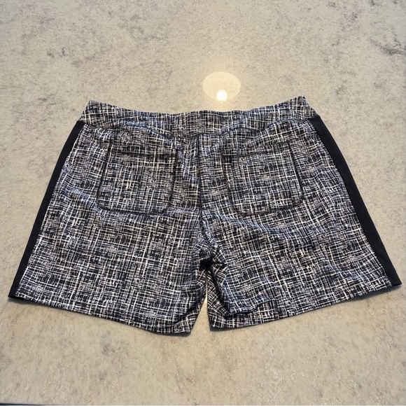 Lands' End Black and White Print Relaxed Fit Active Shorts - Size 1X - Picture 3 of 8